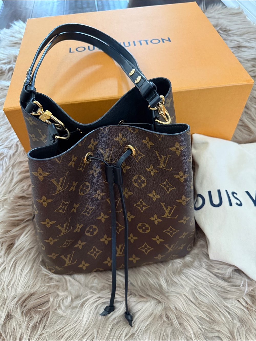 Louis Vuitton Neo Noe MM Black